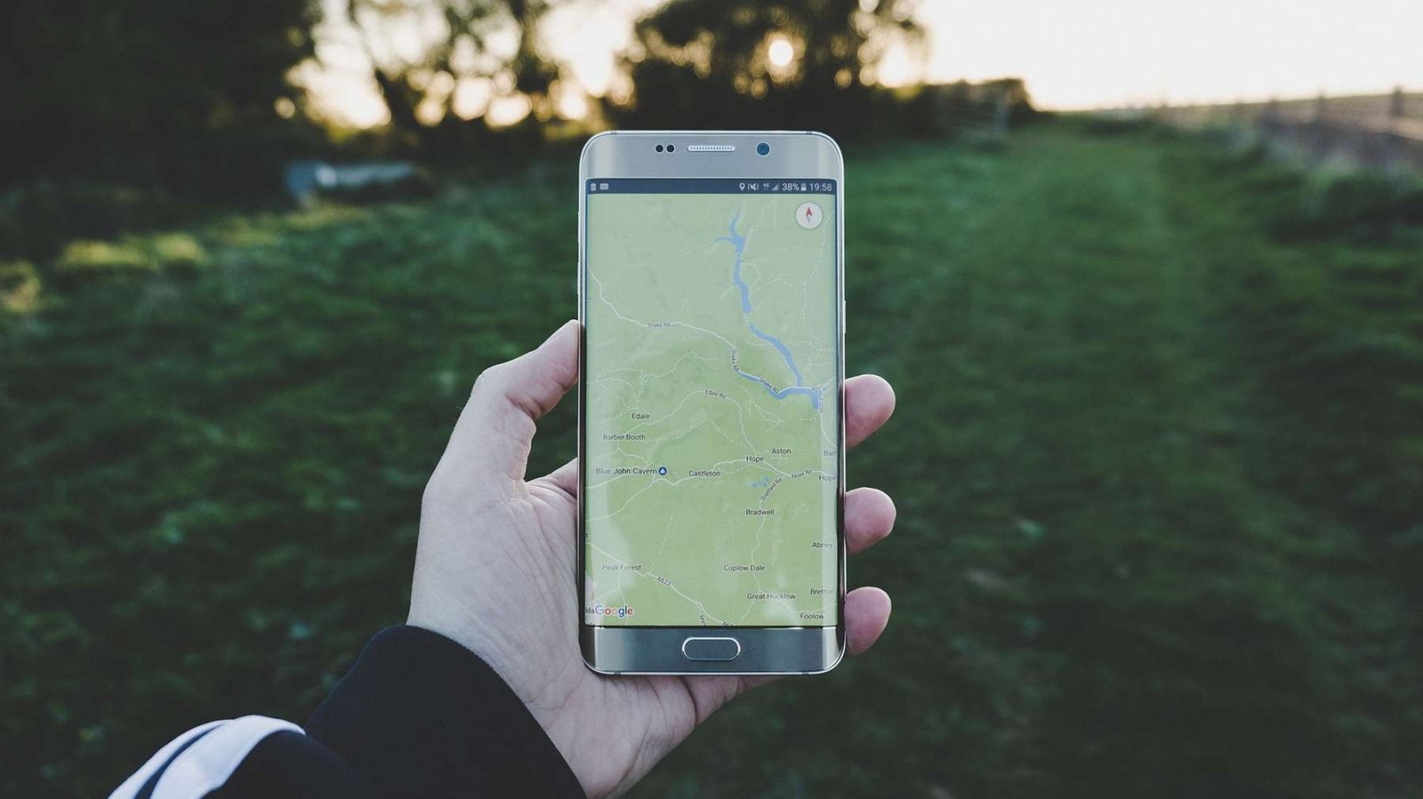 Smartphone application geocaching