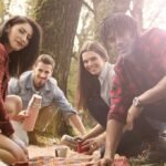 Bricolage pour les aventuriers : construire son propre abri de camping en pleine nature illustration abri camping construction