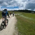 Traversée du Jura à vélo : pourquoi choisir un voyage organisé et accompagné ? illus_velo_promenade