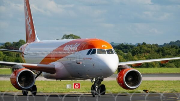 Avion easyJet orange et blanc sur la piste, pour un vol payé avec des chèques vacances