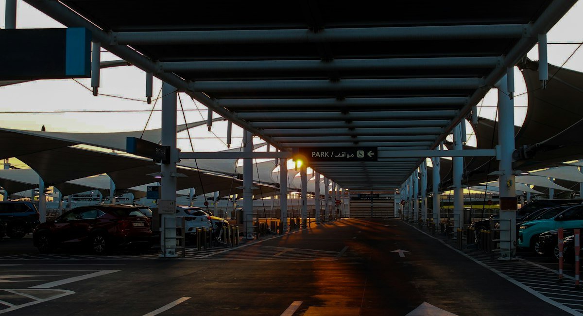 Parking aéroport pas cher : parking extérieur vide au coucher du soleil