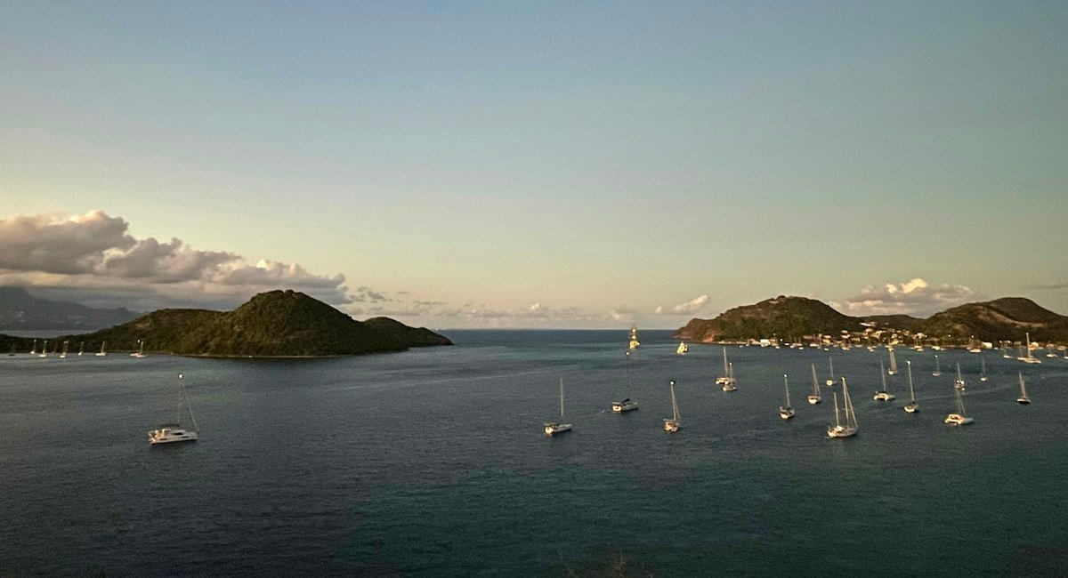 Voiliers au mouillage dans une baie de Terre-de-Haut en Guadeloupe, une destination pour partir au soleil en hiver